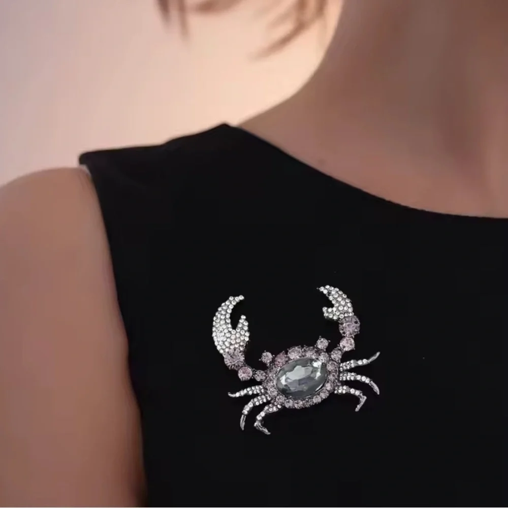 Black Crab Brooch – Sea-Inspired Glam Look
